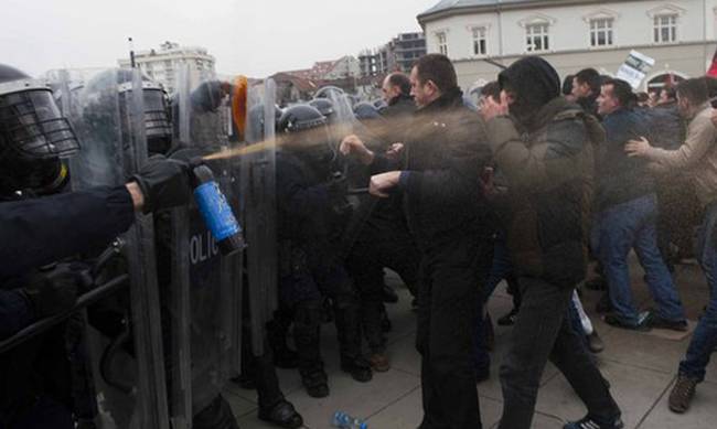 Συγκρούσεις διαδηλωτών με την αστυνομία στο Κόσοβο