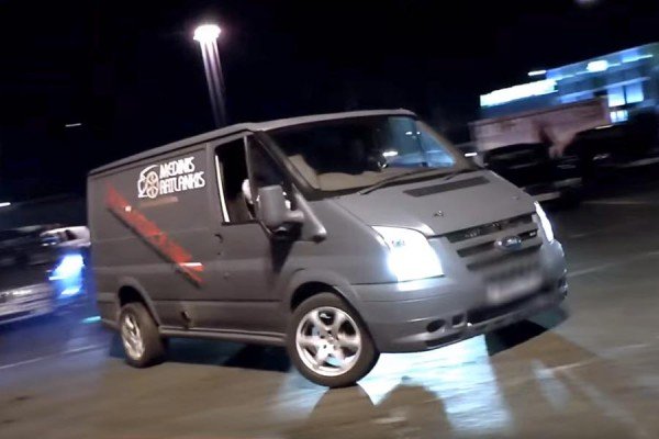 Ford Transit με κινητήρα από Nissan GT-R δεν ισιώνει! (video)