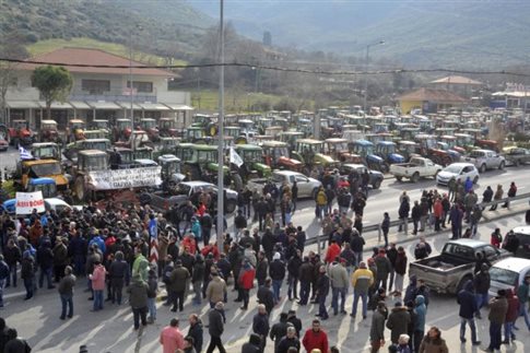 Σκληραίνουν τη στάση τους οι αγρότες - Έτοιμοι να κατεβάσουν στην Αθήνα τα τρακτέρ