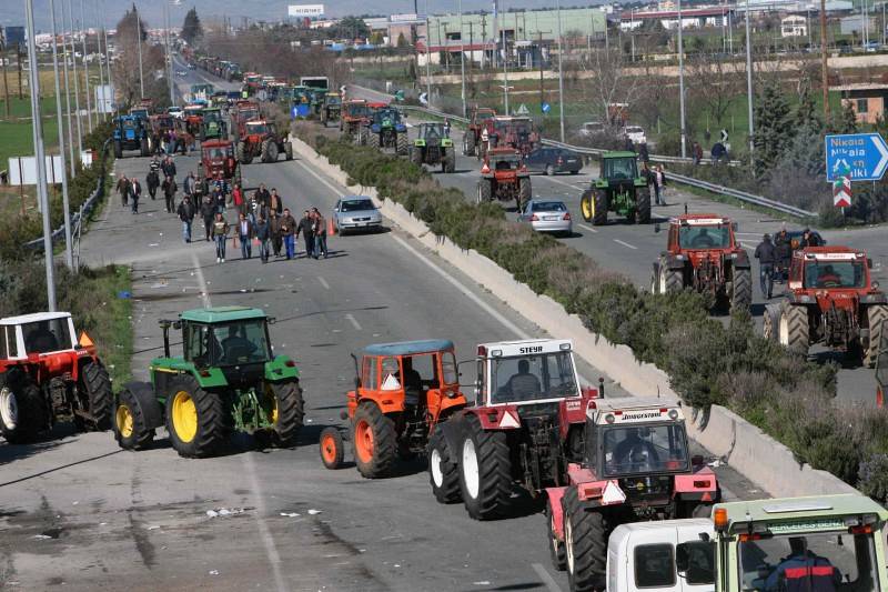 Έκλεισαν τα Τέμπη οι αγρότες - Πως διεξάγεται η κυκλοφορία