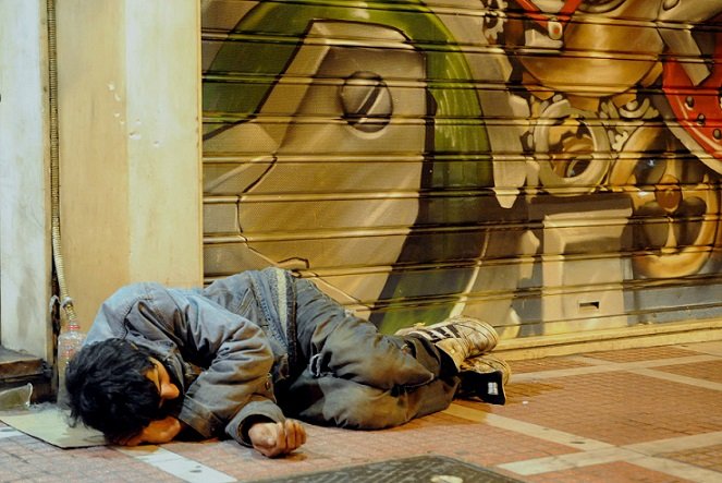 Μεγαλώνει ο αριθμός των άστεγων που διανυκτερεύουν σε αίθουσες του δήμου Αθηναίων λόγω του κρύου
