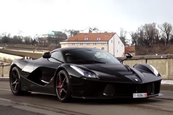 Ferrari LaFerrari τρομοκρατεί στους δρόμους της Πράγας! (video)