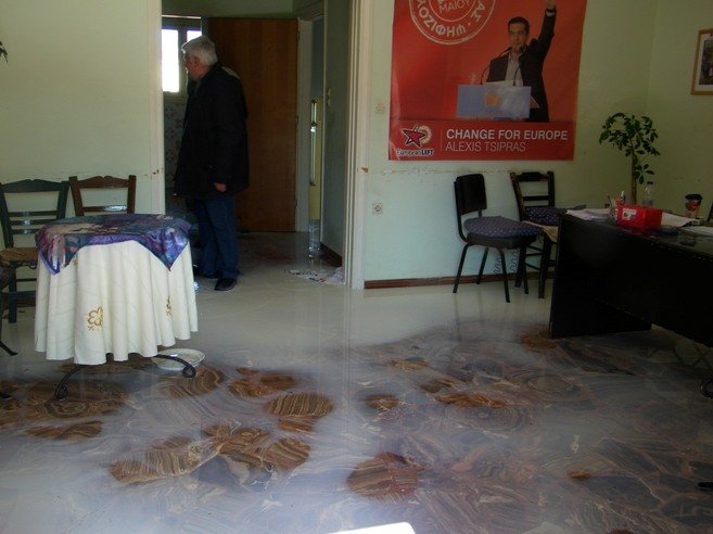 Έκαψαν σημαίες και έχυσαν γάλα σε γραφεία του ΣΥΡΙΖΑ (ΦΩΤΟ)