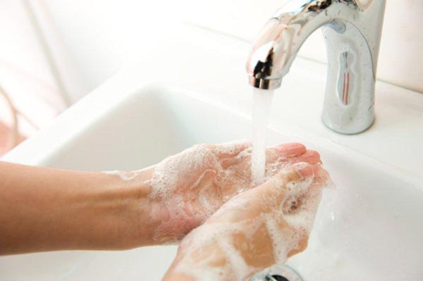 Καλό πλύσιμο των χεριών σημαίνει λιγότερα κρυολογήματα