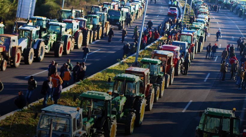 Σε εφαρμογή τα δίωρα διακοπής κυκλοφορίας από τους αγρότες - ''Κομμένη'' στα δυο η χώρα