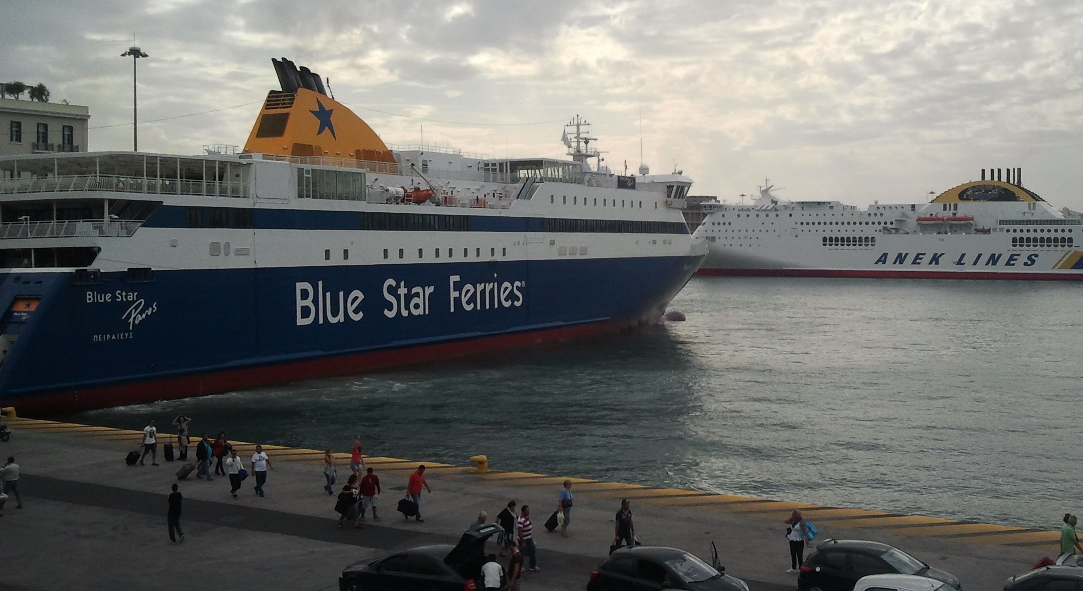Το Blue Star Paros προσέκρουσε στο λιμάνι του Πειραιά - Μικροτραυματισμοί