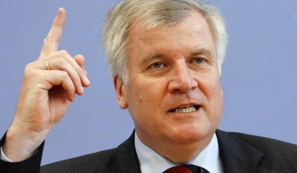 Όριο 200.000 προσφύγων ζητά από τη Μέρκελ ο πρωθυπουργός της Βαυαρίας