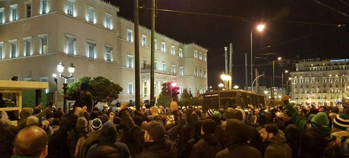 Συγκέντρωση οπαδών του ΠΑΟ στη Βουλή - Διαμαρτυρία στα γραφεία των ΑΝΕΛ και ΝΔ