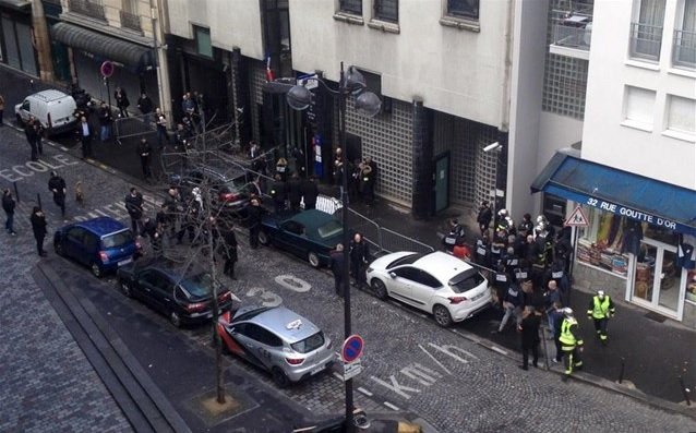 Ψεύτικη η ζώνη με τα εκρηκτικά που φορούσε ο άνδρας που επιχείρησε να εισβάλει σε αστυνομικό τμήμα στο Παρίσι