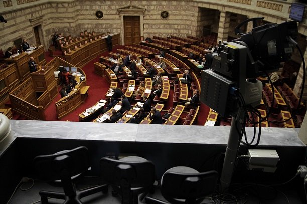 Ένταση στη Βουλή με αφορμή το βίντεο από τη συγκέντρωση του ΣΥΡΙΖΑ που υπενθύμιζε την πολιτική στάση τηλεπαρουσιαστών δημοσιογράφων