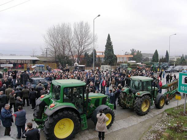 Και τα μπλόκα των αγροτών καλά κρατούν - Δίωροι αποκλεισμοί δρόμων σε όλη την Ελλάδα