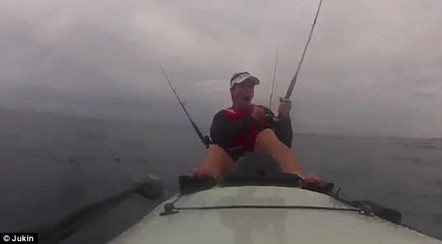 Συγκλονιστικό βίντεο: Καρχαρίας προσπαθεί να... κατασπαράξει ψαρά on camera (video)