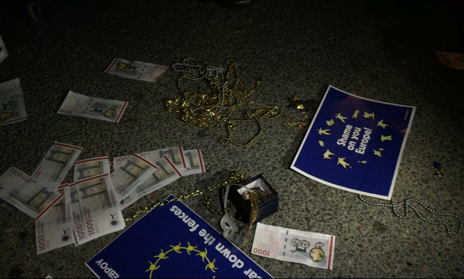 Πέταξαν τιμαλφή και ψεύτικα χαρτονομίσματα έξω από την πρεσβεία της Δανίας