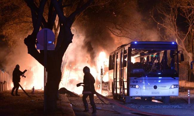 «Tρομοκρατική επίθεση» με παγιδευμένο όχημα σπέρνει το θάνατο στην Άγκυρα (pics & vids)