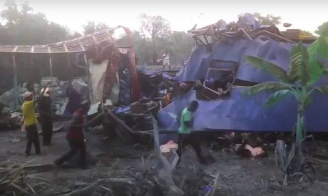 Τραγωδία: 53 νεκροί σε σύγκρουση λεωφορείου με νταλίκα (vid)