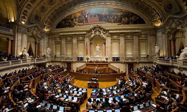 Εγκρίθηκε από τη Βουλή πορτογαλικός προϋπολογισμός παρά τις ανησυχίες των Βρυξελλών