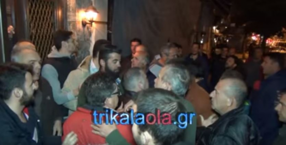 Στα χέρια οι αγρότες με στελέχη του ΣΥΡΙΖΑ στα Τρίκαλα (video)