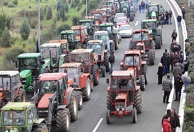 Οι αγρότες κλείνουν την εθνική οδό Λαμίας-Αθηνών στον κόμβο του Μπράλου