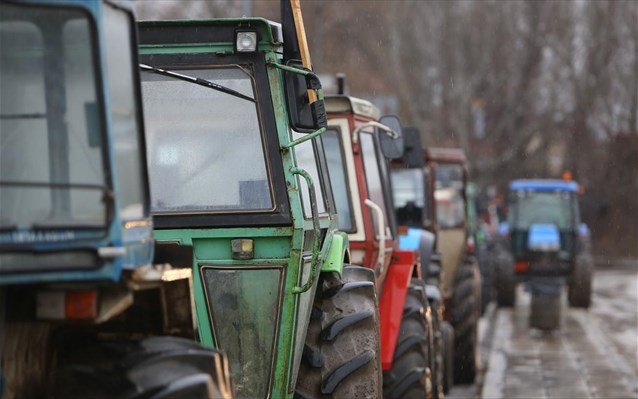 Ζεσταίνουν τις μηχανές οι αγρότες στα διόδια του Ισθμού
