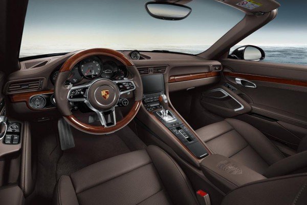 Porsche 911 Carrera S Cabriolet με επενδύσεις ξύλου στο εσωτερικό