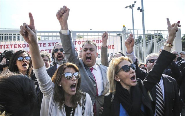 Εκατοντάδες δικηγόροι απέκλεισαν το υπουργείο Δικαιοσύνης