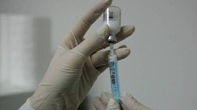 Νοσηλεύτρια μέσω Facebook απαντά σε όσους θεωρούν το εμβόλιο «φυσιολογικό ορό»