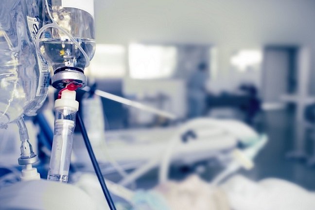 Νεκρή 55χρονη με λοίμωξη, που κατέληξε περιμένοντας για ΜΕΘ – ΙΣΑ: Πρέπει να ανοίξουν άμεσα 200 Μονάδες
