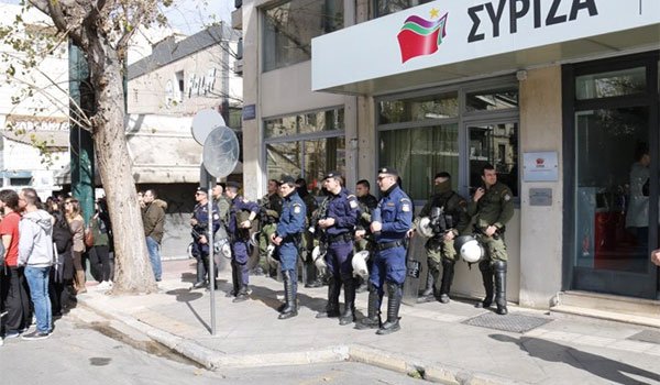 Σε... πολιορκία τα γραφεία του ΣΥΡΙΖΑ από απλήρωτους συμβασιούχους