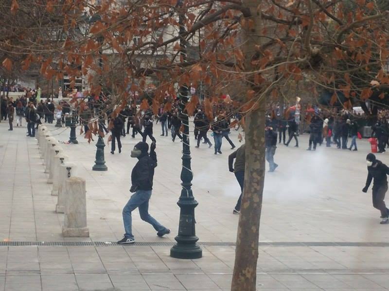 Eπεισόδια στο κέντρο της Αθήνας διέκοψαν τις συγκεντρώσεις