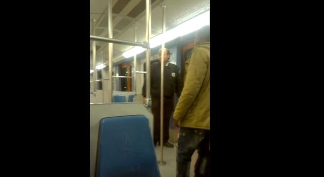 ΝΤΡΟΠΗ: Σεκιουριτάς στον ΗΣΑΠ θέλει να κατεβάσει από το τρένο Αφρικανό επιβάτη (βίντεο)