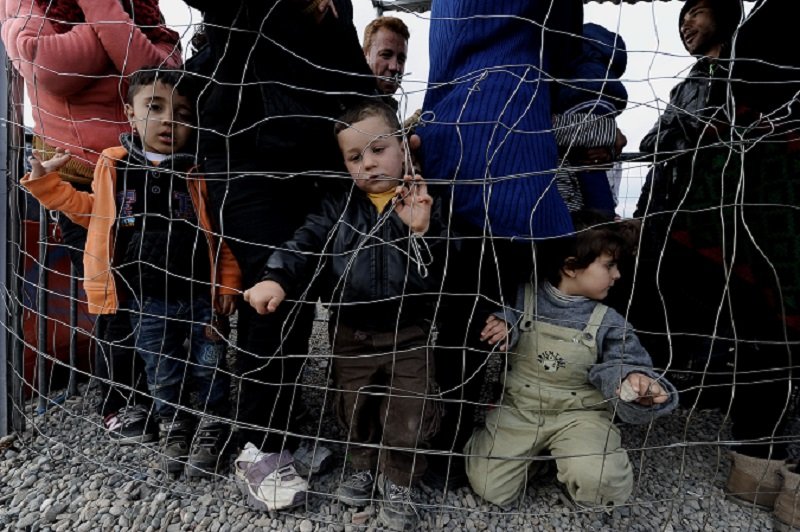 "Σφύγγει"ο κλοιός στην Ειδομένη - Άνοιξαν τα σύνορα οι Σκοπιανοί