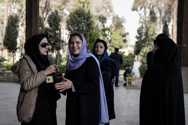 Δείτε την Περιστέρα Μπαζιάνα με λιλά μαντήλα στο Ιράν - ΦΩΤΟ