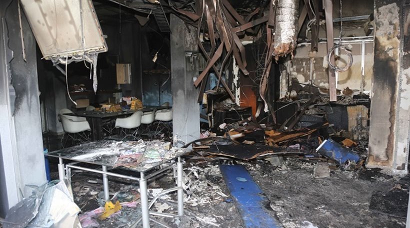 Στ. Παναγούλης: Έκαψαν το πρακτορείο ΟΠΑΠ του γιου του στη Γλυφάδα - ΦΩΤΟ