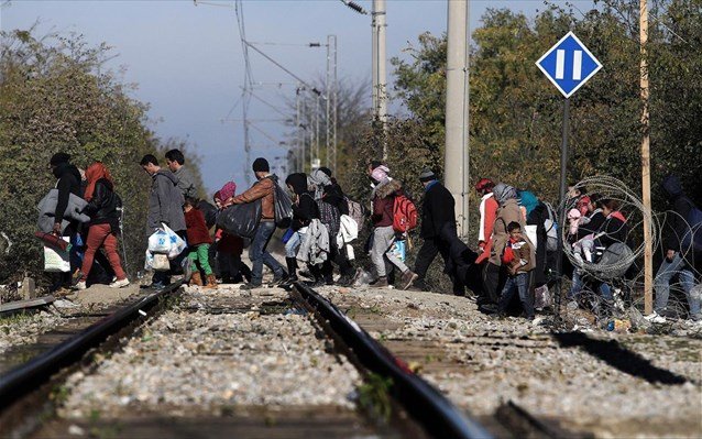 Πρόσφυγες έριξαν τον φράχτη στα Διαβατά και φεύγουν για τα σύνορα με τα πόδια