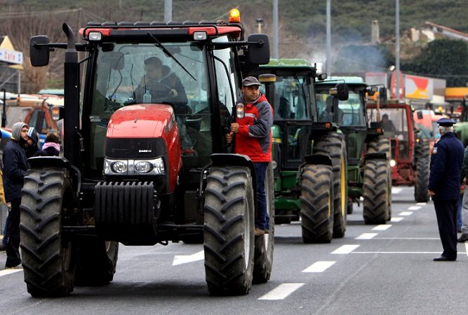 Αποκλεισμοί της Εθνικής οδού από αγρότες και στη δυτική Ελλάδα