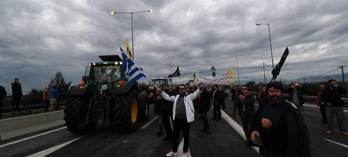 Mπλόκο Νίκαιας: Υποδέχθηκαν σαν ήρωες τους αγρότες που πήγαν στην Αθήνα