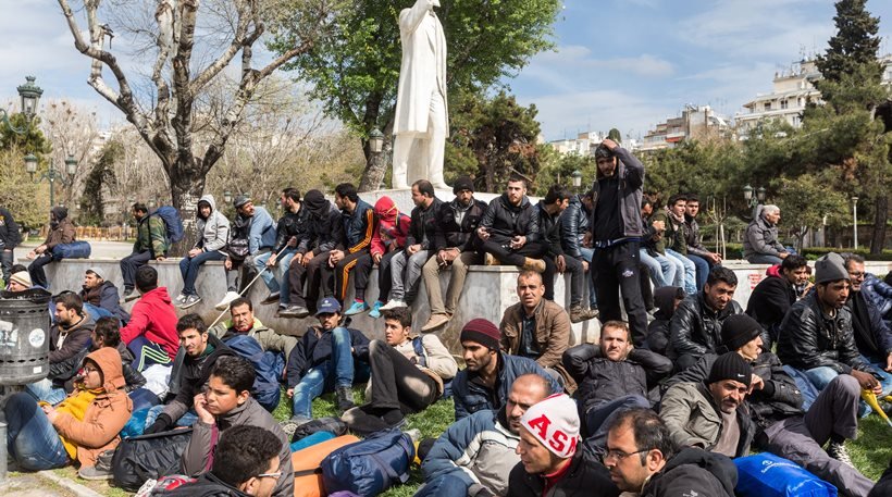 Οι πρόσφυγες «κατασκήνωσαν» στην πλατεία Αριστοτέλους (φωτό & βίντεο)