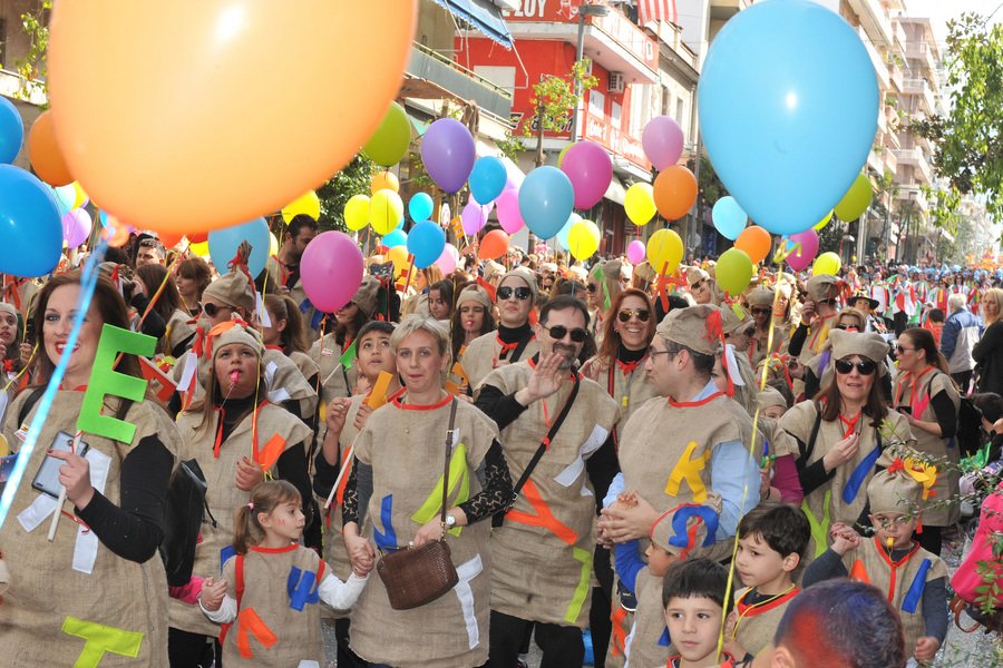 Σε κλίμα καρναβαλιού η Πάτρα - 15.ΟΟΟ λιλιπούτειοι καρναβάλιστες βγήκαν στους δρόμους