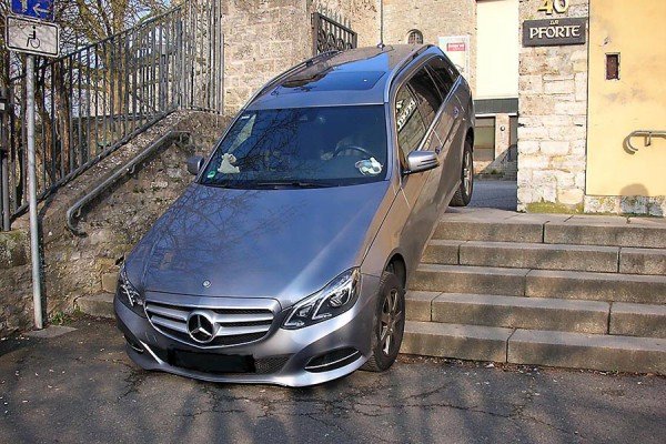 Mercedes βγήκε από εκκλησία και πήρε το... λάθος δρόμο!