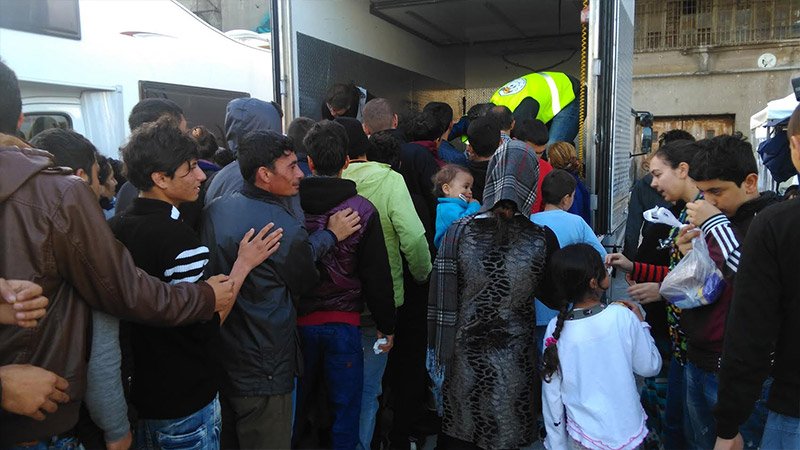 Προσφυγικό: «Μάχη» για λίγο φαγητό & νερό στο λιμάνι του Πειραιά (φωτό)
