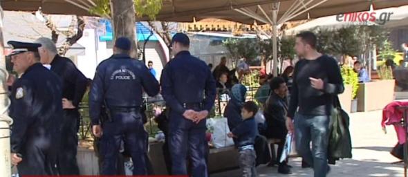 Αστυνομικοί απομάκρυναν τους μετανάστες από την πλατεία Βικτωρίας -ΒΙΝΤΕΟ