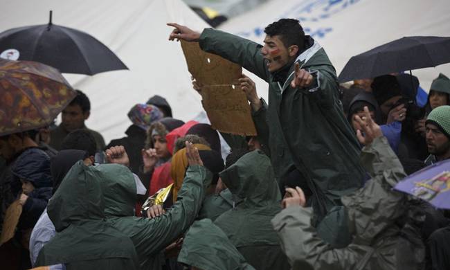 Νέα ένταση στην Ειδομένη - Οι πρόσφυγες γκρέμισαν κάγκελα