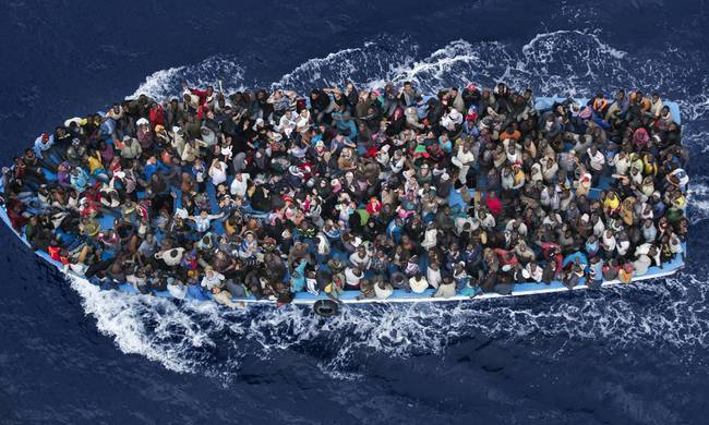 Σύλληψη ενός Έλληνα στην Ιταλία για τη μεταφορά μεταναστών με πλοίο στην Απουλία