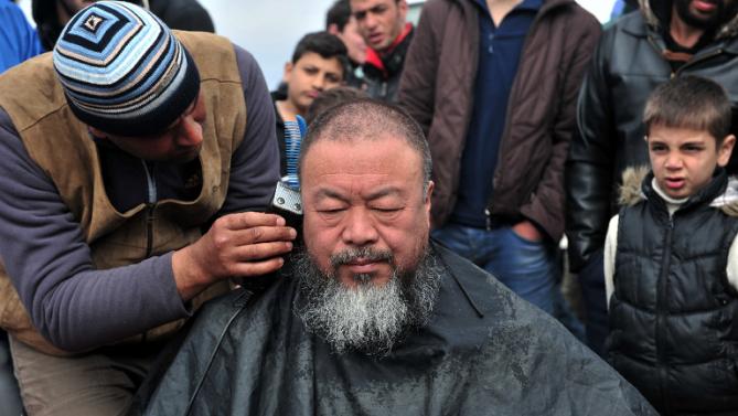Ειδομένη: Πρόσφυγας κουρεύει τον καλλιτέχνη Ai Weiwei - ΦΩΤΟ