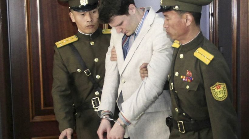 Αμερικανός φοιτητής θα μπει 15 χρόνια φυλακή στη Β. Κορέα επειδή έκλεψε μία… αφίσα (βίντεο)