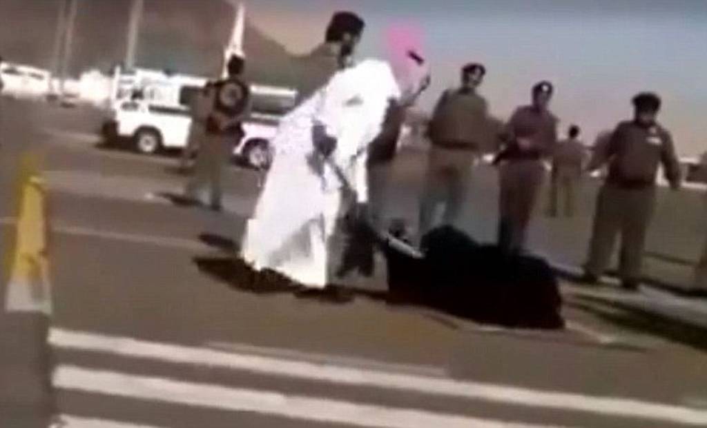 ΣΟΚ στη Σαουδική Αραβία: Γυναίκα αποκεφαλίζεται μες στη μέση του δρόμου...(ΦΩΤΟ)