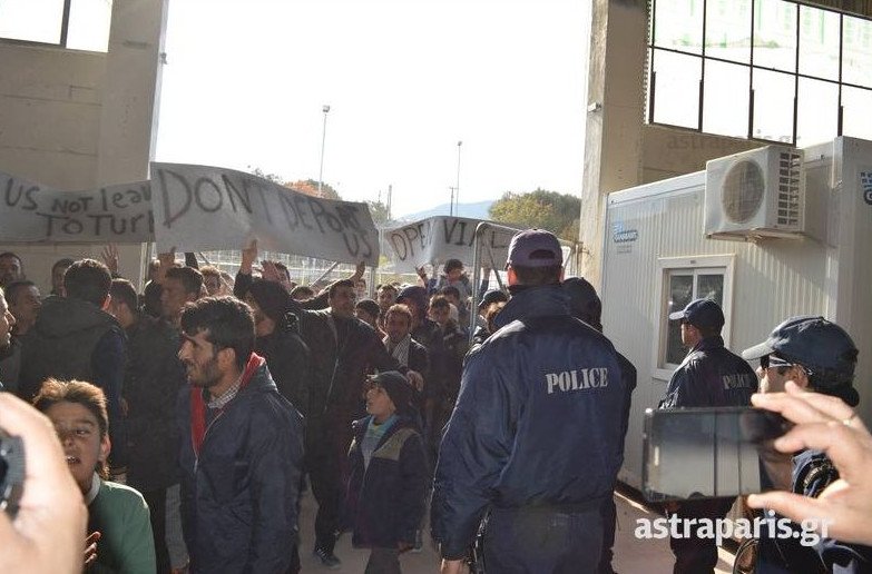 Με συνθήματα η υποδοχή των προσφύγων στον Τόσκα στη Χίο - ΦΩΤΟ + ΒΙΝΤΕΟ