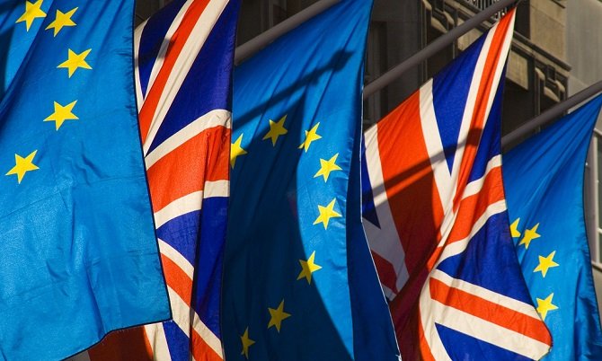 Δημοσκόπηση δίνει προβάδισμα 8% υπέρ της παραμονής της Βρετανίας στην ΕΕ