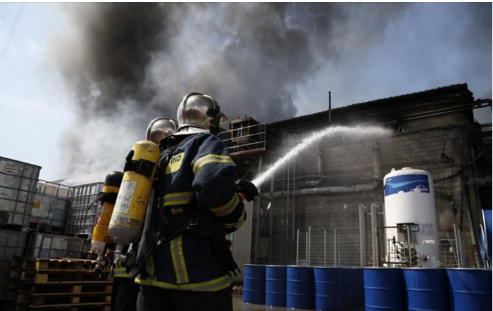 Μάχη για τον περιορισμό της πυρκαγιάς σε εργοστάσιο στον Ασπρόπυργο - ΦΩΤΟ