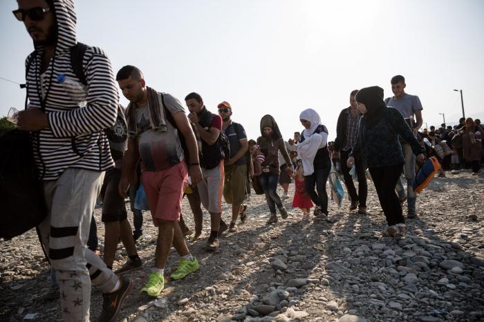 Μαραθώνας: Ο Ηλίας Ψινάκης υποδέχθηκε 150 πρόσφυγες (φωτό)
